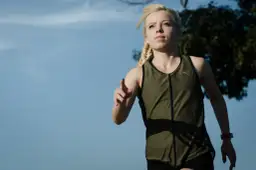 Zdeterminowana biegaczka z warkoczem, gotowa na wyzwanie, jak przebiec 10 km.