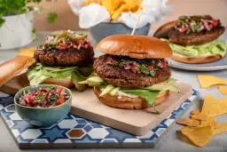 Pyszne burgery z soczystym mięsem, awokado i salsą. Idealna przyprawa do burgerów podkreśla ich smak.