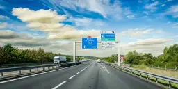 Płatne autostrady we Francji: Jak płacić i uniknąć mandatów?