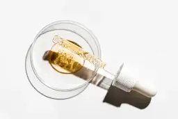 Czy serum do twarzy się zmywa? Ekspert radzi, jak stosować!