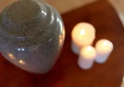 Ile kosztuje kremacja w Poznaniu? Przejrzysty cennik i ukryte koszty