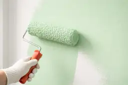 Malowanie wałkiem. Widać niedociągnięcia i nierówności, które mogą być wadami farby ceramicznej.