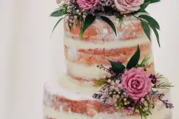 Jakie kwiaty na tort komunijny? Wybierz idealne dekoracje na ten wyjątkowy dzień