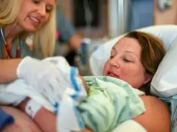 Kiedy zapisać dziecko do lekarza po porodzie? Ważne terminy