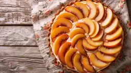 Sernik na herbatnikach z brzoskwiniami - prosty przepis krok po kroku