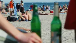 Czy na plaży można pić alkohol? Sprawdź przepisy i wyjątki