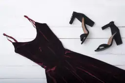 Jakie buty założyć do bordowej sukienki, by wyglądać olśniewająco?