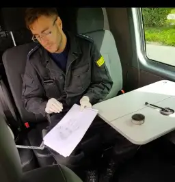 Czy technik kryminalistyki jest policjantem? Odkryj prawdę o roli i wymaganiach