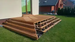 Jakie drewno na konstrukcję tarasu wybrać, aby uniknąć błędów i kosztownych napraw?