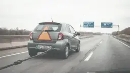 Jakie światła ma mieć pojazd holowany, aby uniknąć niebezpieczeństw?