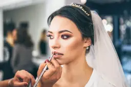 El maquillaje de novia perfecto: consejos para un look duradero y natural