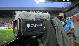Kamera z logo Ekstraklasa Live Park na stadionie. Tu dowiesz się, gdzie oglądać mecze.