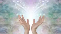 Dłonie otwarte ku górze, otoczone eteryczną, świetlistą mgiełką. Symbol nadziei i siły, by odnaleźć spokój i nauczyć się, jak żyć po zdradzie i nie zwariować.