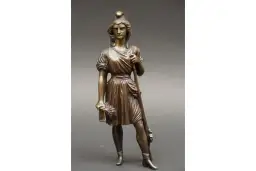 Brązowa figurka Marianny, symbol Francji, w hełmie i z koszem kwiatów, stoi z włócznią.