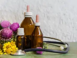 Olej z ostropestu: Jak brać, by działał? Dawkowanie i porady eksperta