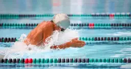 Czy pływanie żabką jest dobre na kręgosłup? Odkryj prawdę o technice