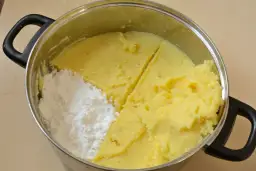 Garnek z puree ziemniaczanym i mąką ziemniaczaną.