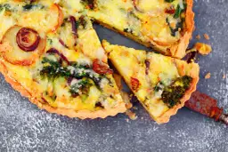 Fit tarta wytrawna na 5 sposobów: przepis na zdrową przekąskę do 300 kcal