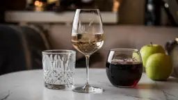 Czym zastąpić białe wino w przepisie? Oto skuteczne alternatywy