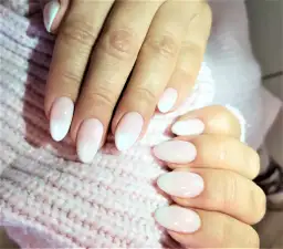 Manicure hybrydowy z nadbudową: co to jest i dlaczego warto?