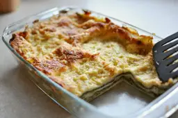 Lasagne ze szpinakiem i fetą: odkryj kremowe sosy bez pomidorów