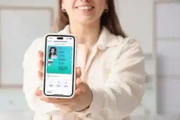 Na ekranie telefonu widoczna jest legitymacja studencka. Numer albumu, który jest numerem legitymacji szkolnej, ma 6 cyfr: 345678.