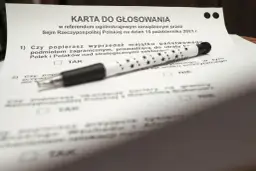 Karta do głosowania z referendum i długopisem w gwiazdki.