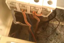 Instalacja elektryczna z widocznymi przewodami. Czy ten kabel nadaje się do 30kW?