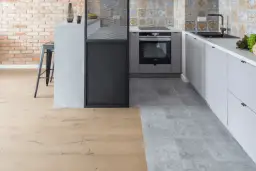 Jak połączyć kafelki z panelami, by uniknąć nieestetycznych szczelin