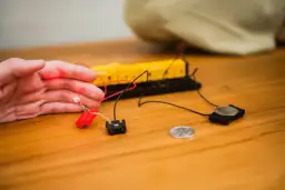 Jaki przewód do oświetlenia wybrać, aby uniknąć niebezpieczeństw?