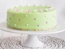 Jak przykleić ozdoby z masy cukrowej do tortu bez problemów?