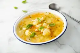 Zupa kalafiorowa jak u babci? Odkryjmy sekrety tradycyjnego smaku