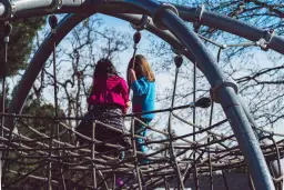 Jak zakotwiczyć plac zabaw, aby zapewnić bezpieczeństwo dzieciom