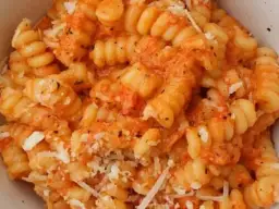 Jak zrobić makaron z sosem pomidorowym: prosty przepis krok po kroku