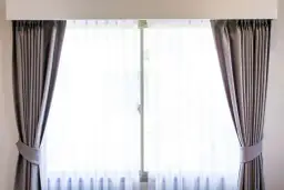 Elegancka maskownica do zasłon, która dodaje wnętrzu stylu.