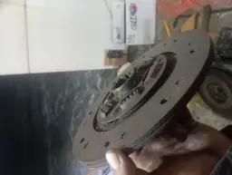 Jak prawidłowo wykonać montaż tarczy sprzęgła którą stroną unikać błędów