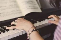 Ile zajmuje nauka gry na pianinie? Odkryj czas nauki i postępy