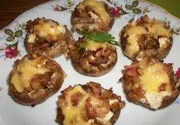 Prosty przepis na pieczarki na grilla z serem feta, który zachwyci gości