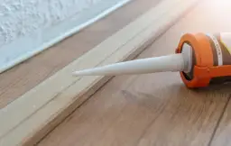Klej do listew przypodłogowych: Wybierz idealny i uniknij błędów
