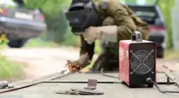 Jaką spawarkę wybrać do warsztatu? Kluczowe czynniki do rozważenia