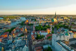 Widok na Szczecin z lotu ptaka. Miasto nad Odrą, gdzie warto pojechać, zachwyca zabytkową architekturą i zielenią.