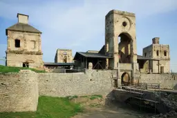 Zamek Krzyżtopór: Gdzie przenocować w ruinach giganta?