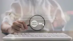 Szukaj w internecie, jak stać się bardziej widocznym w internecie. Lupa pokazuje ikonę globu i www, symbolizując globalny zasięg i obecność online.