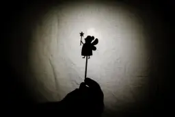 Na czym polega teatr cieni? Odkryj fascynujący świat cieni i opowieści