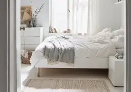 Biała sypialnia: Jakie dodatki? Ociepl ją i nadaj charakteru!