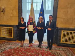 Uroczyste wręczenie dokumentu. Dowiedz się, jak napisać wniosek o nagrodę kuratora oświaty.