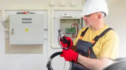 Elektryk: Obowiązki, Specjalizacje, Zarobki i Przyszłość Zawodu