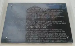 Zapomniana tablica upamiętniająca Józefa Piłsudskiego: historia i lokalizacja