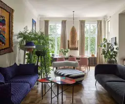 Granatowa kanapa: Kolor ścian? Od klasyki po trendy 2026