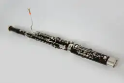 Fagot, jeden z instrumentów dętych drewnianych, z charakterystycznym ustnikiem.